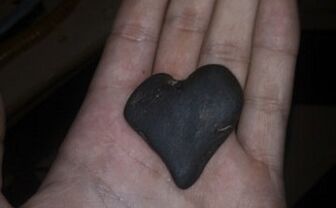batu berbentuk hati sebagai jimat keberuntungan